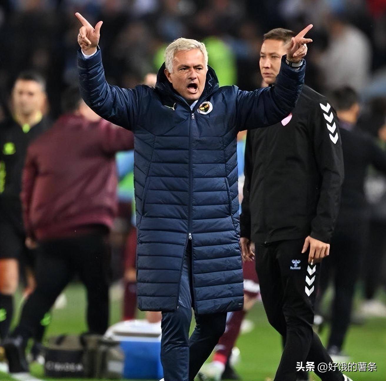 沙尔克获胜后球员欢呼，全队士气高涨的简单介绍