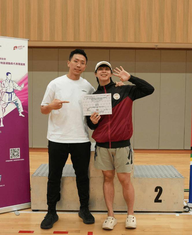 空手道男子公斤级比赛，日本选手获胜