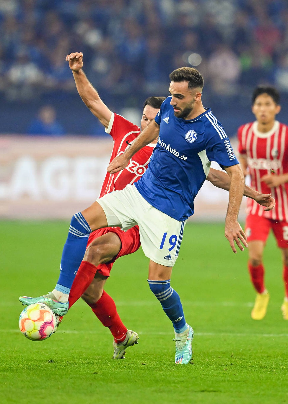 弗赖堡沙尔克：德甲争霸燃情开幕