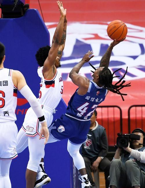 巴特勒回归赛场，战术调整首场状态亮眼，勇士观众沸腾！的简单介绍